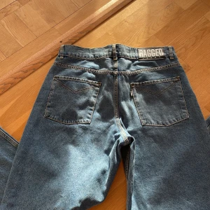 Oversized-Jeans från ragged priest  - Nästintill oanvända. Säljer för jag växt ur de. Köpte för 800