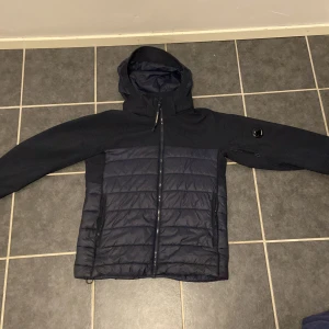 CP Company jacka - CP Company shell mixed jacket. Mörk blå. Storlek 52 (L). Bra skick 8,5/10. Pris kan diskuteras. Original pris 5200 kr (trouva)