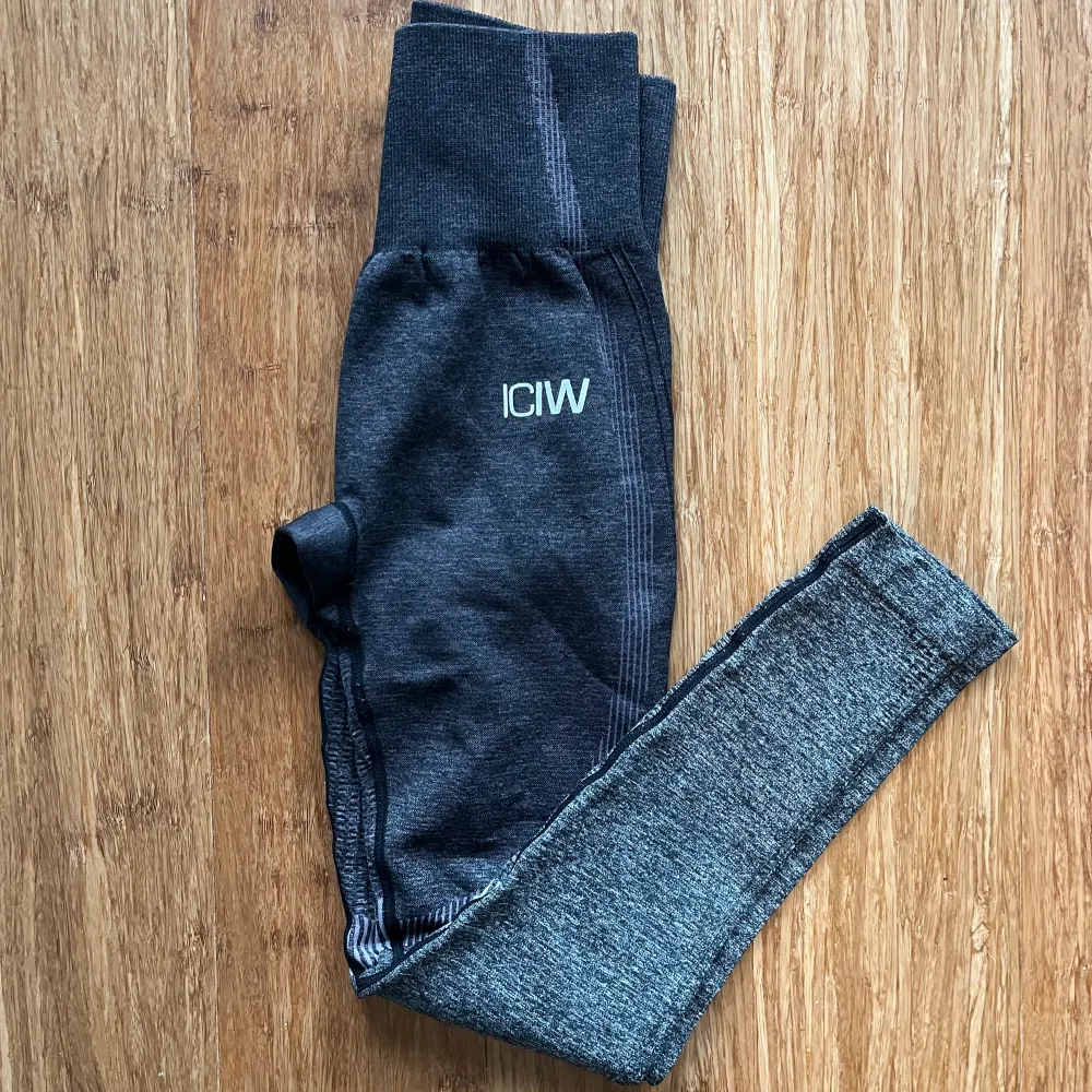Säljer dessa ombre tights från ICANIWILL. Sparsamt använda så de är i fint skick.  Storlek XS  100kr + frakt 💕. Övrigt.
