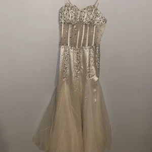 Bal/Bröllopsklänning - Klänning i begie  En tuss har åkt av  