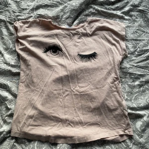 T-shirt💗 - T-shirt med ögon i storlek 146/152 från Lindex kids💝