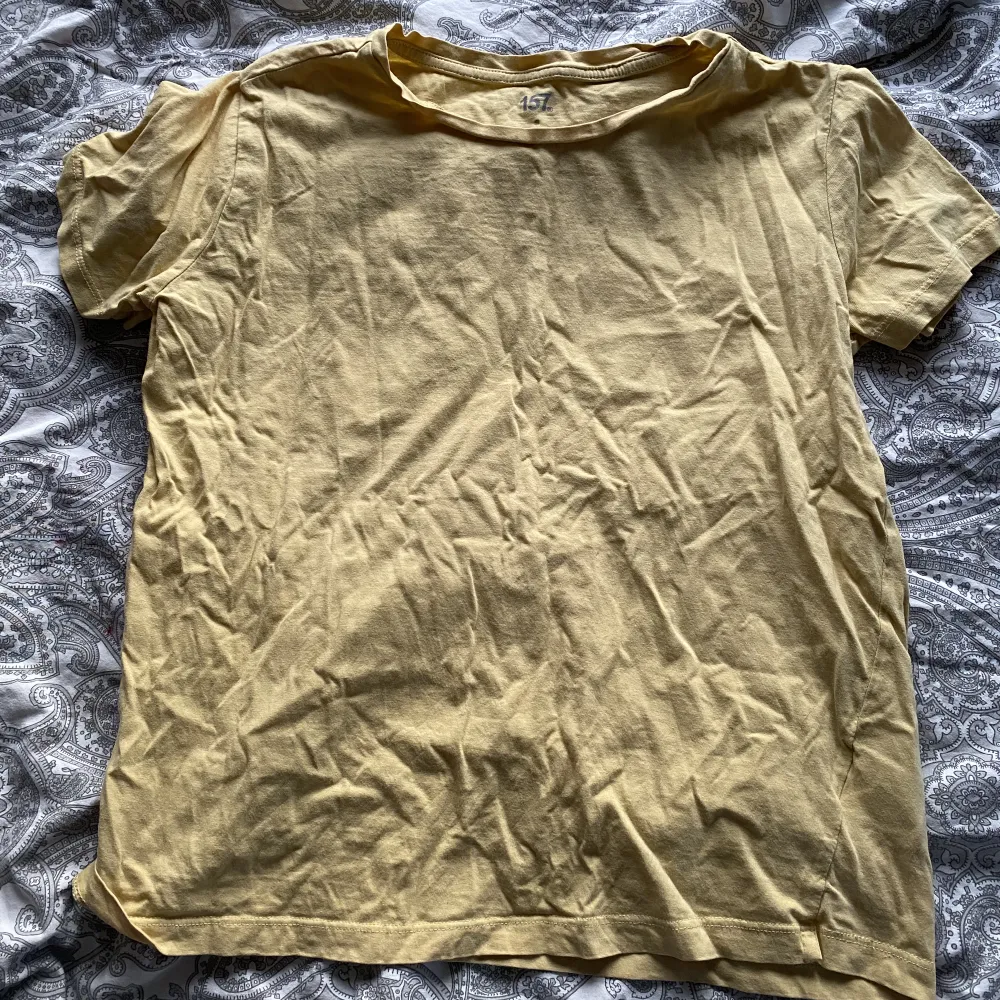 Säljer en gul t-shirt i storlek S från Lager 157💚. T-shirts.