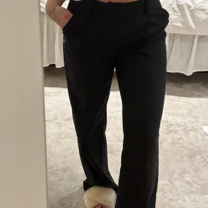 Kostymbyxor  - Säljer mina sköna lågmidjade svarta kostymbyxor från Ginatricot i strl XS 🫶🏽