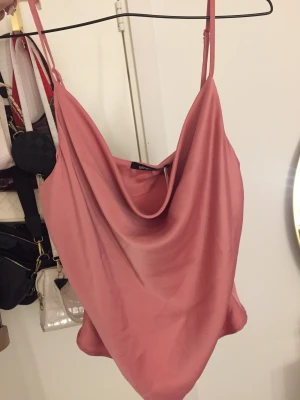 Linne - Nytt linne Med prislapp, storlek 40. Pris kan diskuteras.