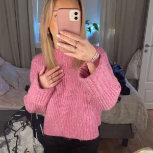 Stickad rosa tröja från Gina tricot  - En jätte fin stickad tröja köpt från Gina. Passar perfekt på vintern men även på sommaren till en kjol💗Endast använd 1 gång. Säljer pågrund av att den inte kom till användning.  Köparen står för frakt ❣️använd köp nu🥰
