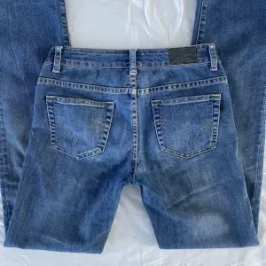 Så snygga low waist crocker jeans, straigt fit. Midja rakt över - 38 cm, innerbenslängd - 83 cm. Är stretchiga. Storlek W27L34 men skulle säga ca L32. Mycket bra skick. Köps via Swish eller köp nu 💋