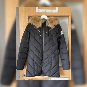 Sveajacka  - Köpte denna jacka för ett par år sedan men bara använt ett fåtal gånger, säljer den pga att den är för liten för mig och inte min stil på jacka längre! Svea vinterjacka i storlek xs, men tycker den är mer som en höst/vårjacka för den är inte supervarm.