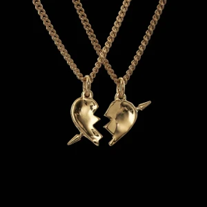 You & me Maria Nilsdotter  - Tänkte göra en intressekoll och se ifall det är någon är intresserad av min ena halva av you & me halsbandet! Byter helst i första han mot det i silver! Köpt i sommras🥰❤️egna bilder skickas vid intresse. Finns kvar tills markerat såld! Säljs för 1400!