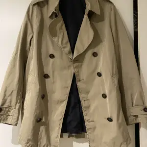 Säljer den här fina trench coat. Den är från Zara Man.💓💓Inga skador på jackan och många rymliga fickor!✨✨Storleken är i S man strl, skulle nog passa kvinnor som har M/L i storlek💓💓