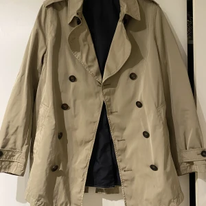 Trench Coat - Säljer den här fina trench coat. Den är från Zara Man.💓💓Inga skador på jackan och många rymliga fickor!✨✨Storleken är i S man strl, skulle nog passa kvinnor som har M/L i storlek💓💓