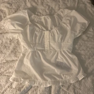 Milkmaid / babydoll topp - Köpt på sellpy, hade inget märke eller lapp, gillar personligen inte materialet så kollar efter intresse💕 annars inga fel! Liknar hollister o brandy mellvilles toppar så gissar att den e från nåt av de märkena