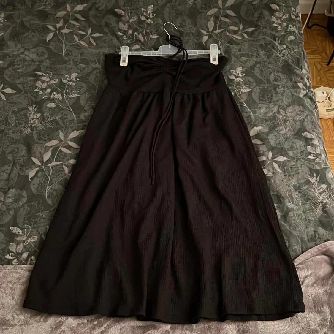Medllång svart klänning  - 90