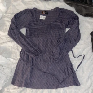 Tunika / lång blus / topp - Köpt på sellpy, inte riktigt min stil. Väldigt elena gilbert / bella swan vibe! Märket är ”InScene” 💓jätte bra skick! Y2K