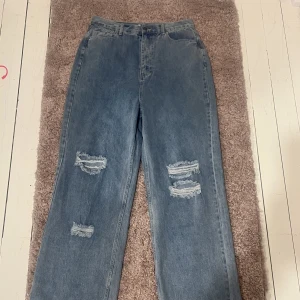 Jeans  - Ett par jeans i storlek 44. Dom är jättelånga. Jag är 162 och dom var upp till mitt bröst. 