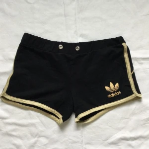 Adidas - Adidas shorts med tryck både på framsidan och baksidan, passar till xs-s