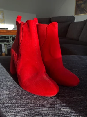 Röda mockaklackskor - Röda klackskor i mocka från H&M. Använda, men i gott skick.