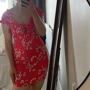 Röd klänning - Röd kort klänning perfekt till sommaren✨köparen står för frakt 60kr 