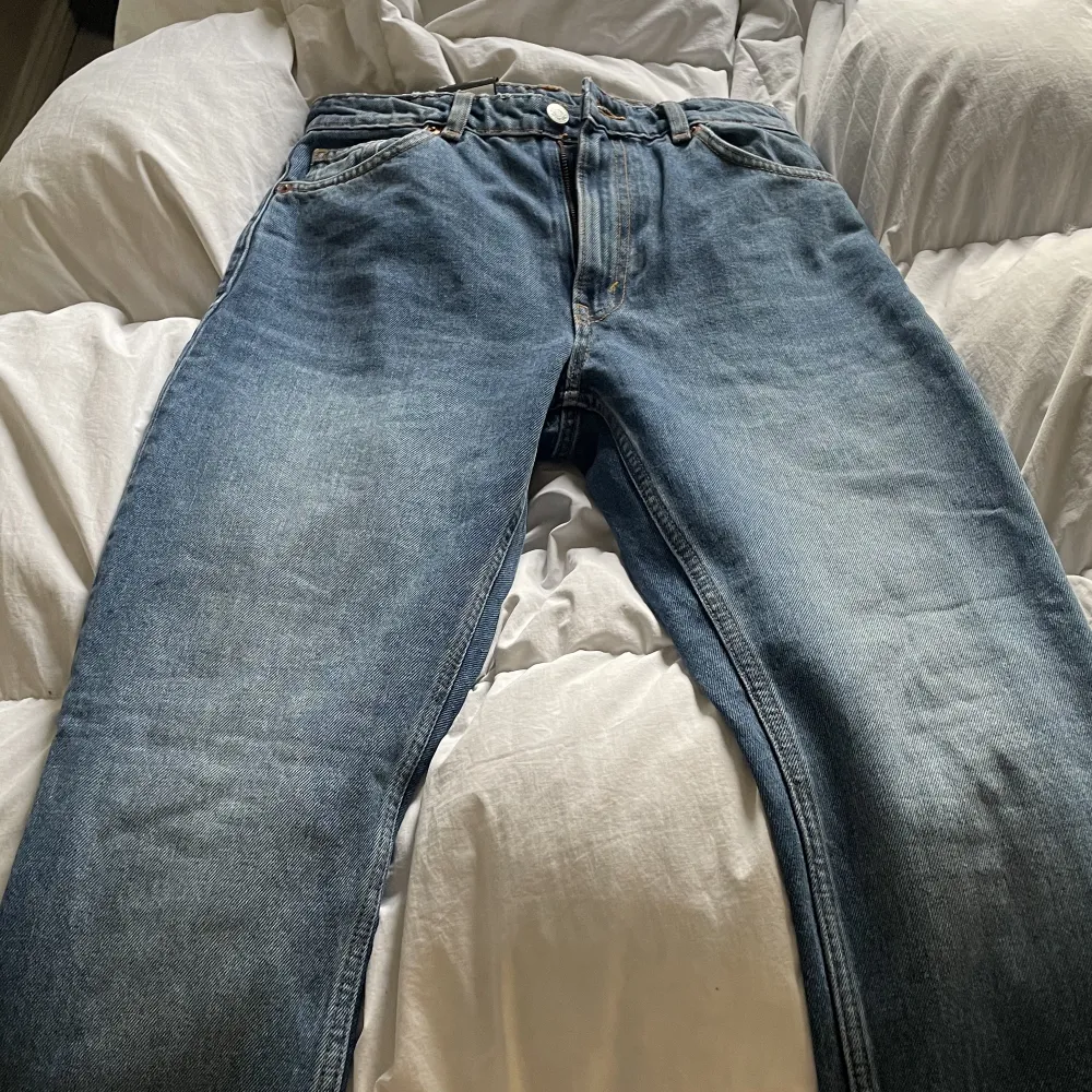 Raka jeans, mörkare tvätt. Medelhög midja helt oanvända✨ köparen står för frakt 60kr . Jeans & Byxor.