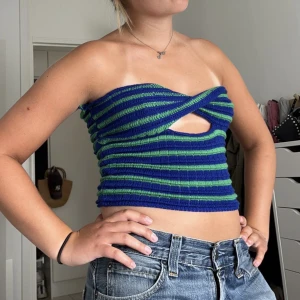 Randig bandeau  - Säljer denna snygga randiga topp, är så fina färger💚💙