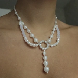 Pärlhalsband - Handgjort pärlhalsband som är gjort med återvunnet material🌸💚en storlekskedja kan läggas till på baksidan om man önskar det!