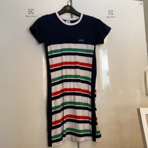 Lingonochblåbär  - Klänning från lingon och blåbär. I storlek 150, dock omsydd av sömmerska till att passa S/M. Liten fläck nästan ej synbar på framsidan i övrigt mycket bra skick.  Samfraktar gärna