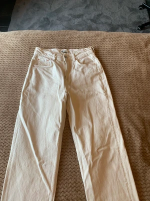 Vita jeans från ginatricot - Krämvita jeans från ginatricot i modellen ”90s high waisted jeans” de är i storlek 34 och är bara använt ett fåtal gånger. Nypris var 599kr, jag säljer för 150kr