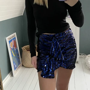 Paljettkjol - Jättefin paljettkjol som endast använts en gång. Storlek 36💘