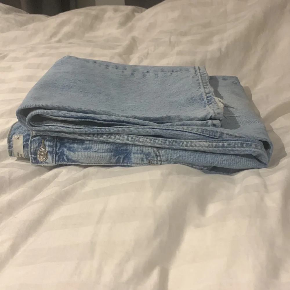 Säljer mina jeans då dom bara legat i garderoben de senaste halvåret och har endast testats två gånger. . Jeans & Byxor.