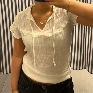 Blus - Supersöt vit blus!