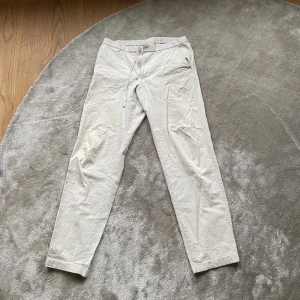 Linnebyxor. - Ett par luftiga och sköna linnebyxor från Uniqlo. Storlek: L