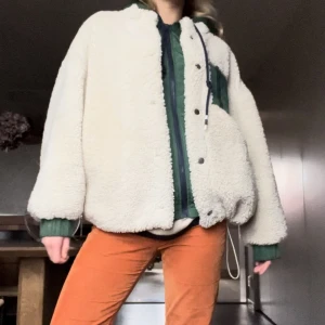 Vår jacka - Super skön jacka, som går att använda under vintern och våren!☺️Köpt förra våren! Fortfarande o bra skick!