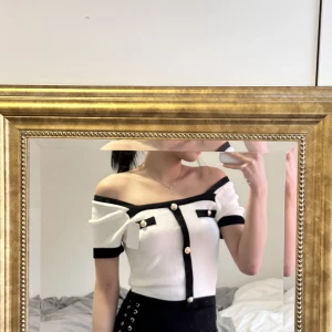 Stickad top - Helt nya stickad top, kan ha vanligt med axlarna uppåt eller som offshoulder. 