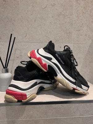 Balenciaga Triple S Trainers  - Säljer mina snygga Balenciaga Sneakers (Triple S Trainers) i Storlek.39! Varsamt använda. Box tillkommer! Nypris: Runt 9.000! Mitt pris: 3.000