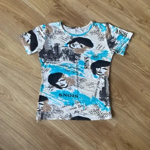 T-shirt - Liten t-shirt med stretchigt material! Märke står inte!