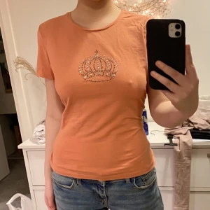 Tröja med rhinestones - fin topp med rhinestones, likt victoria beckham märket! säljer endast pga att jag inte tycker att färgen passar mig, tröjan är i väldigt bra skicka🫶 står ej för frakt