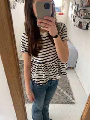 Randig topp med volang från zara  - Jag säljer denna randiga blusen med volang från zara i storlek S. Bra skick. Nypris: 159kr💓