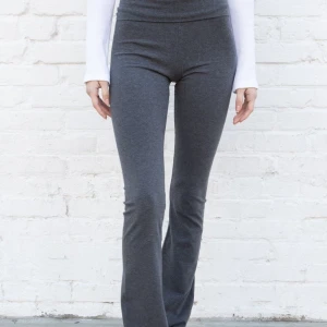 Yoga pants  - Funderar på att sälja mina yoga pants från brandy! I mörkgrå 😊❤️ nyskick!! Säljer även ett par brandy jeans i min profil! (Lånade bilder)