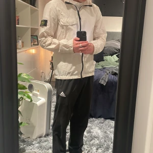 Stone Island naslan hooded overshirt  - Hej! Jag säljer nu min Stone island jacka som jag köpte förra året och knappt använt sedan dess. Därav skulle jag uppskatta skicket till 9/10. Storlek: Large. Nypris: 3899kr (Kvitto finns) Pris kan diskuteras.