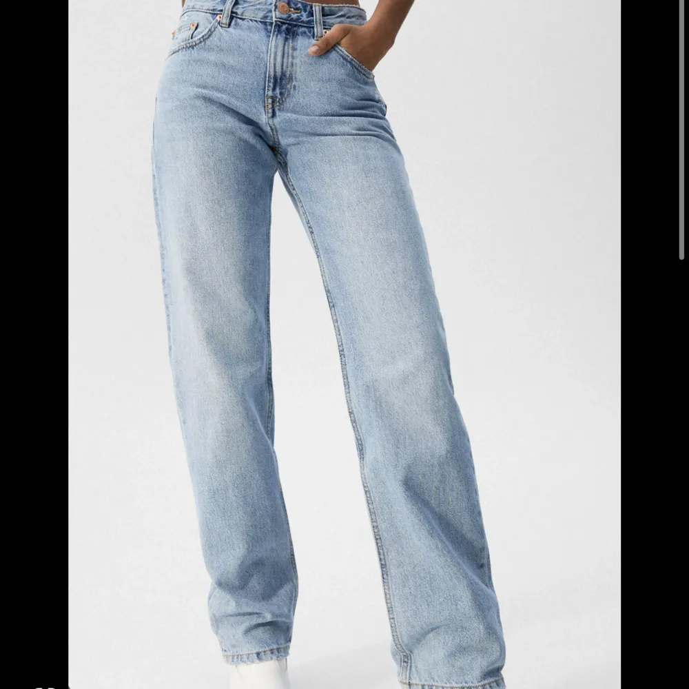 Jeans från pull and bear som är för stora för mig både i midjan och i längden på mig som är 166 cm lång. Jeansen är i färgen royal blue/royal och är köpta för 399, endast använda två gånger så i nytt skick. Hör av er om ni har frågor!. Jeans & Byxor.