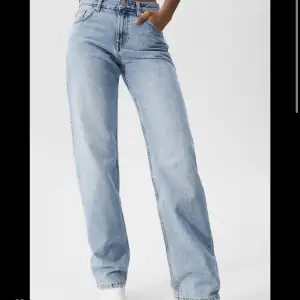 Jeans från pull and bear som är för stora för mig både i midjan och i längden på mig som är 166 cm lång. Jeansen är i färgen royal blue/royal och är köpta för 399, endast använda två gånger så i nytt skick. Hör av er om ni har frågor!