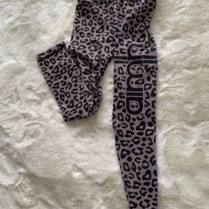 Lila leopard Tajts - Ett par begagnade Tajts ganska utslitna men funkar😊