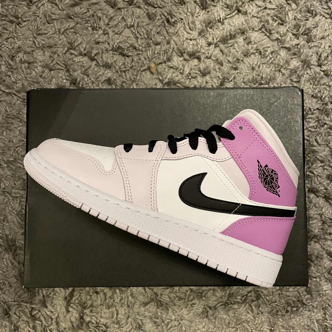 Jordan 1 mid barely grape 