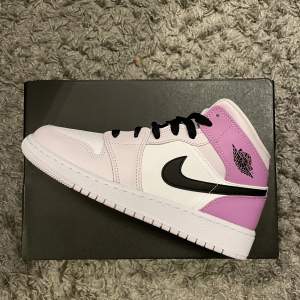 Säljer dessa Jordan 1 mid barely grape i storlek 38 Kvitto finns Skriv privat vid mer bilder eller frågor 