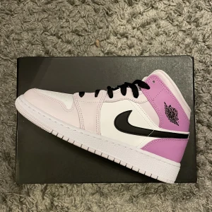 Jordan 1 mid barely grape  - Säljer dessa Jordan 1 mid barely grape i storlek 38 Kvitto finns Skriv privat vid mer bilder eller frågor 