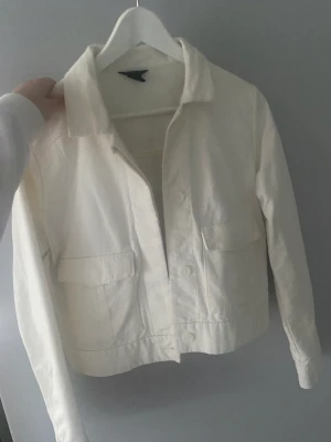 Jacka - Vit jacka som aldrig är använd. Från Lindex storlek 40 men liten i storleken så passar mig som är en S. 