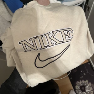 Nike tröja  - Säljer denna beiga oversized niketröjan, aldrig använd! 800kr eller bud..  Köparen står för frakt! 🥰