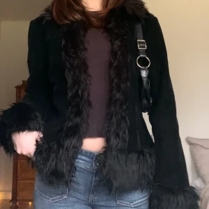 Pennylane-jacka - Vintage jacka i lent material och med pälsdetaljer, från märket Ozone! Kan stängas med små hakar framtill och är lite fodrad, står stl 12 och passar mig som brukar ha XS/S 💞