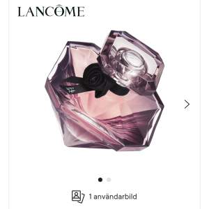 Säljer nu min parfym från Lancôme. Väldigt sparsamt använd och nästan allt är kvar (se bild 3). Säljer då doften inte riktigt faller mig i smaken. Nypris ca 500kr