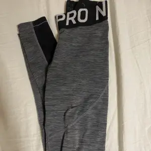 Nike pro leggings i storlek Xs men strechiga så passar även S/M (som jag har)😊