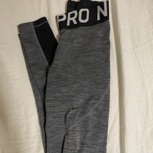 Nike pro tajts - Nike pro leggings i storlek Xs men strechiga så passar även S/M (som jag har)😊